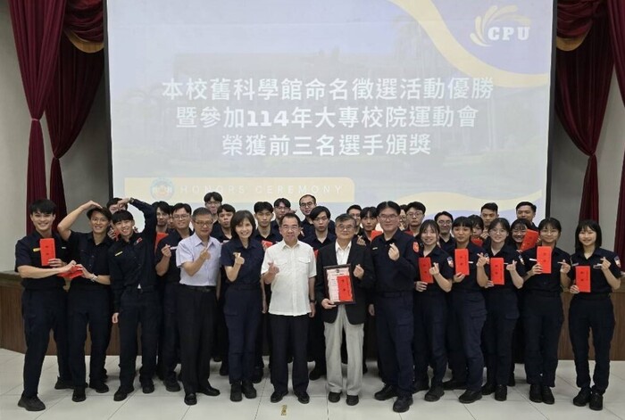 校長與獲獎師生合影。