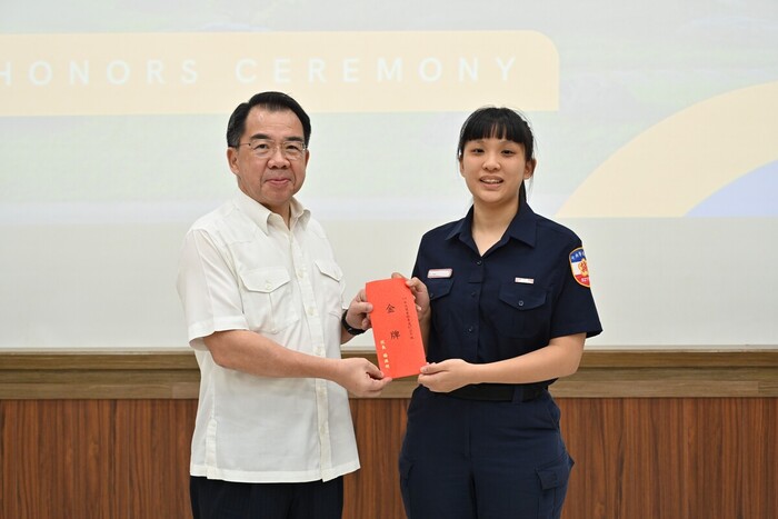 校長頒發114年大運會一般女生組跆拳道對打67公斤冠軍：921范庭瑜同學。