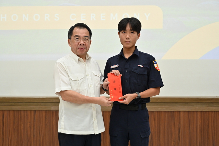 校長頒發114年大 運會田徑1萬公尺 及5千公尺冠軍： 911江尚育同學。