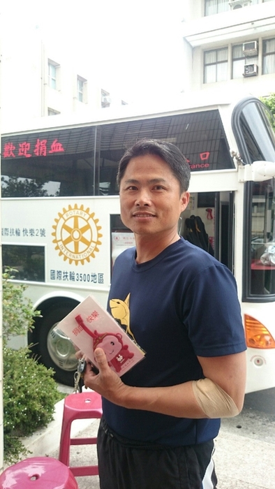 本校學生總隊黃中隊長景明（上圖）、陳訓導穎瑤（下圖）等師長捐血一馬當先。