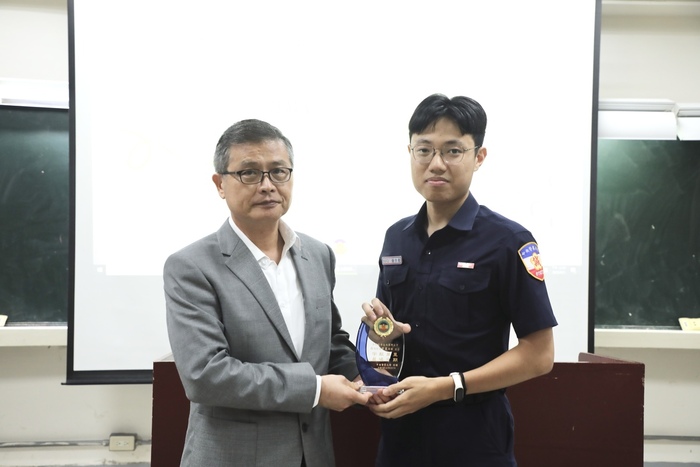 學務長頒發卸任紀念牌予第48屆社聯會總幹事簡宇晨，感謝其付出。