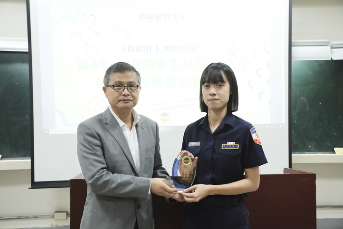 學務長頒發卸任紀念牌予第48屆社聯會副總幹事林家葳，感謝其付出。