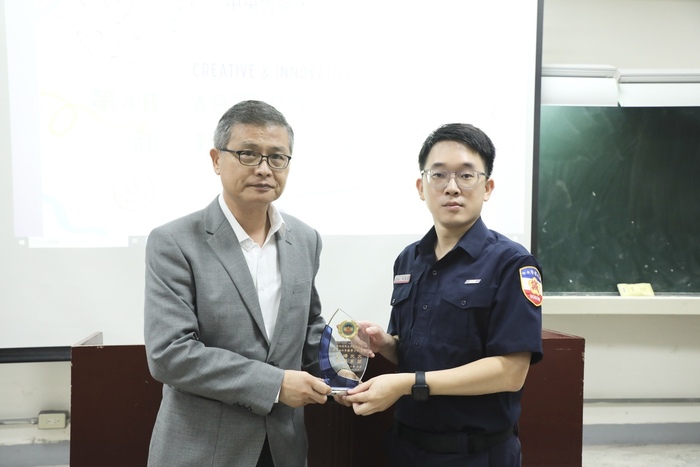 學務長頒發卸任紀念牌予第48屆社聯會副總幹事林揚學，感謝其付出。