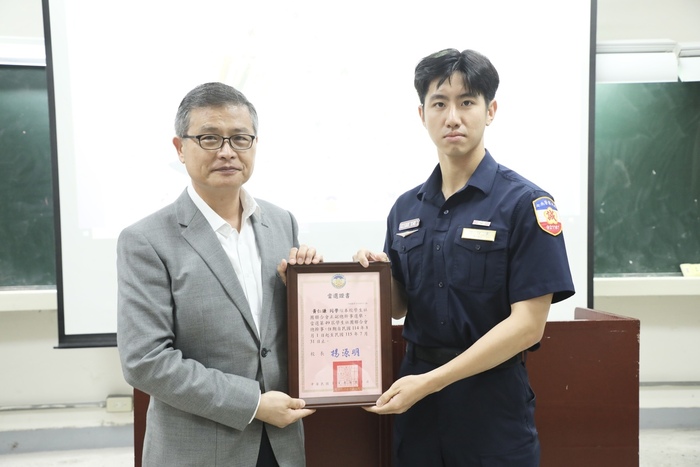 學務長頒發卸任當選證書予第49屆新任社聯會總幹事黃仁謙。