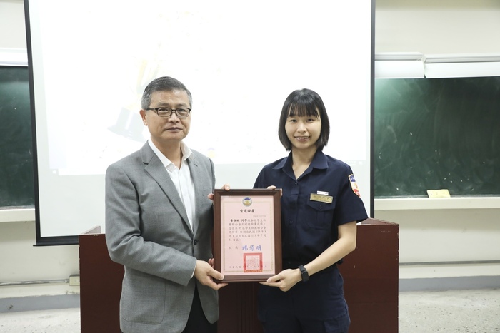 學務長頒發卸任當選證書予第49屆新任社聯會副總幹事黃惟妮。