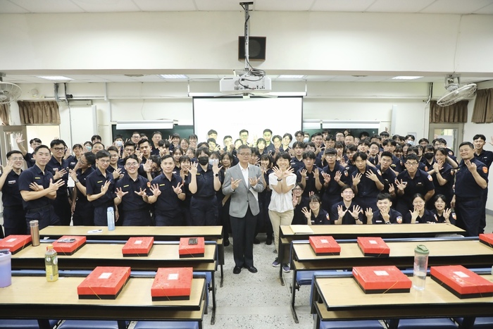 全體師生合影。