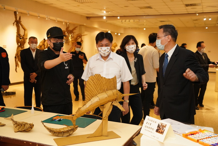 藝術家鍾凱翔說明創作過程。