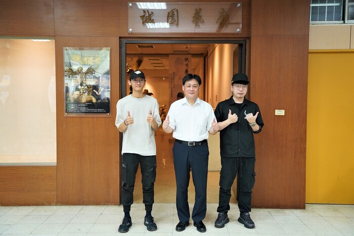 陳校長檡文在誠園藝廊前與藝術家鍾凱翔、土豆合影留念。
