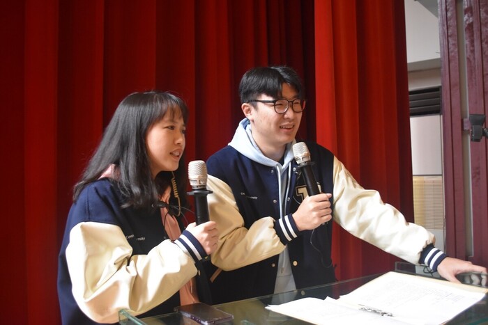 主持人熱鬧開場。