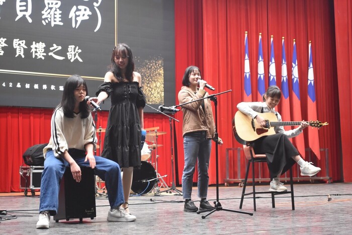 學生表演。