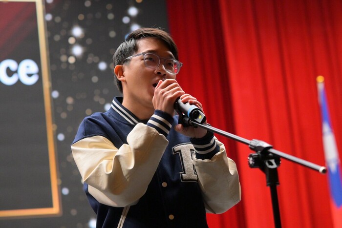 學生用心演唱。