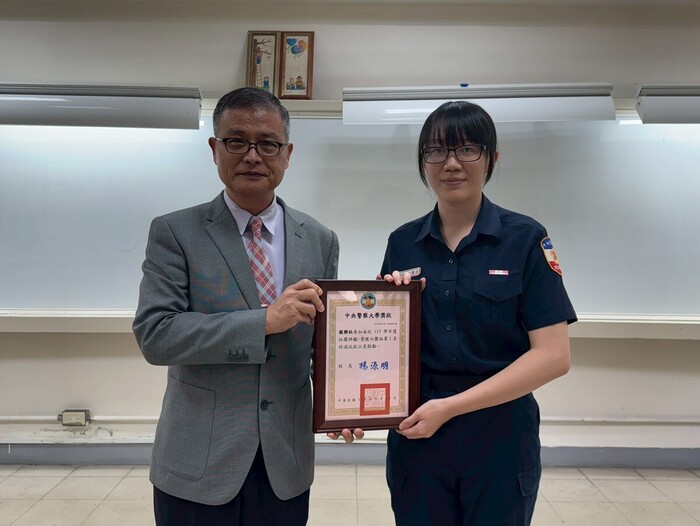 學務長頒發社團 評鑑社團第1名： 國樂社。