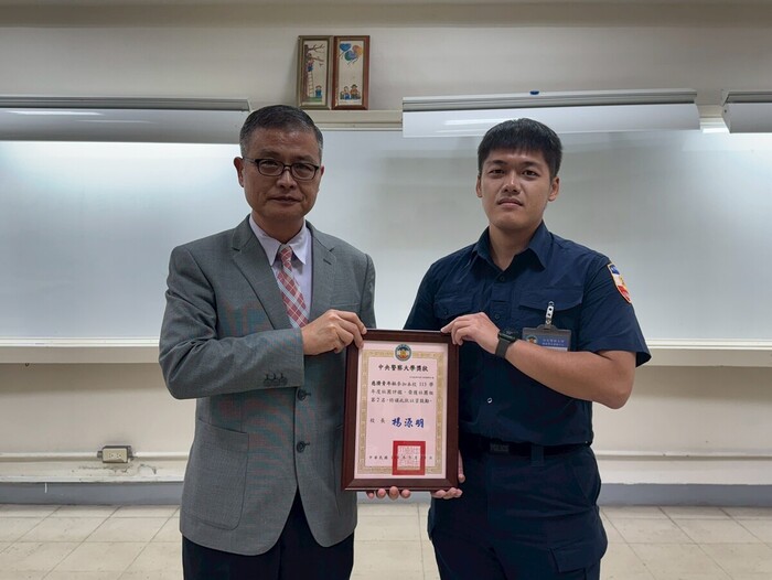 學務長頒發社團 評鑑社團第2名： 慈青社。