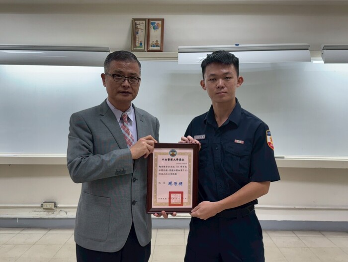 學務長頒發社團 評鑑社團第3名： 向日社。