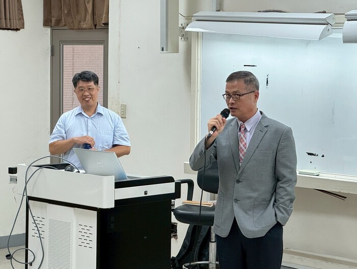 學務長致詞與勉勵。