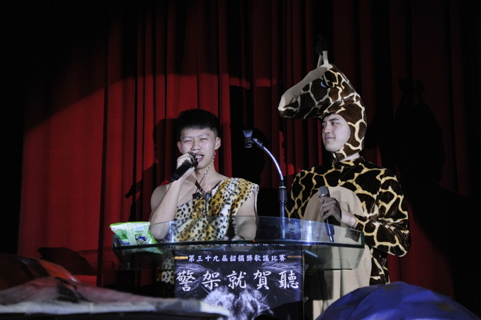 主持人以打獵風服裝進行串場介紹