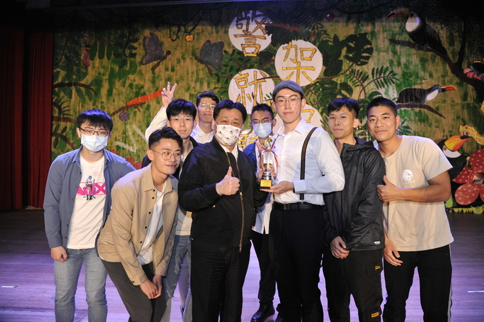 陳校長檡文頒發創作組第二名予「368隨性男子」