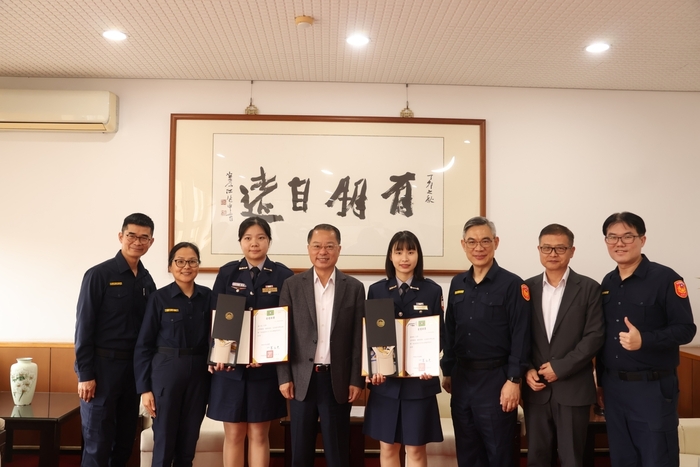 校長、學務長、總隊長、隊職師長與本校2位優秀青年代表一同合影留念
