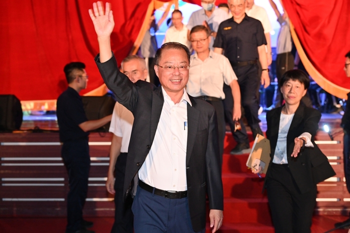 黃校長明昭及本校一級主管進場，氣氛瞬間熱烈，全場掌聲不斷。