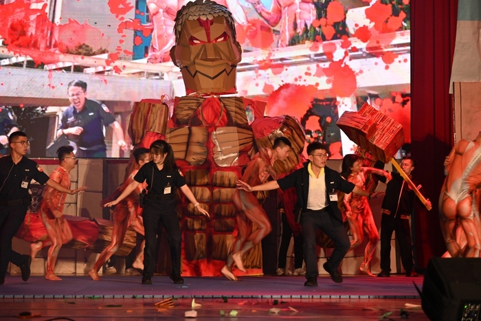 大型巨人入侵，主角群起身抵擋。