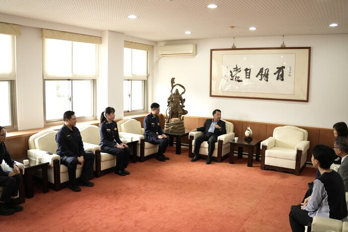 楊校長源明接見114年大專優秀青年代表。