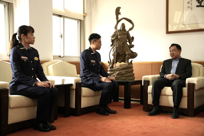 楊校長源明嘉勉114年大專優秀青年代表簡宇晨(全國代表)、林家葳(桃園市代表)。