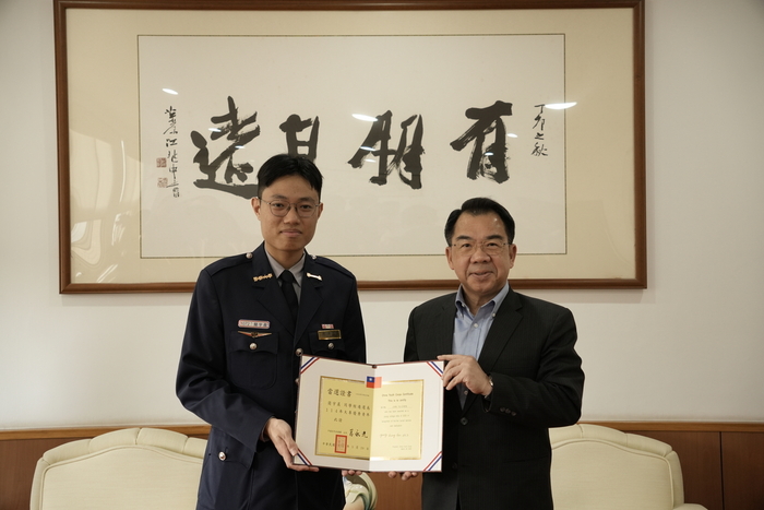 校長與114年大專優秀青年全國代表簡宇晨同學合影。