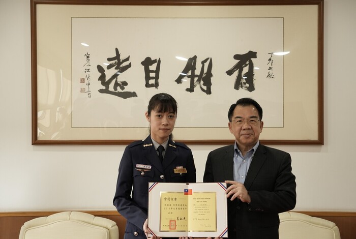 校長與114年大專優秀青年桃園市代表林家葳同學合影。