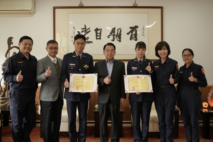 校長與114年大專優秀青年代表簡宇晨(全國代表，左一)、林家葳(桃園市代表，右一)合影。